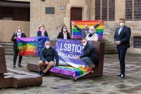 CDU-Demonstration im Rathausinnenhof an den Bänken von Eduardo Chillida, die für Toleranz durch Dialog stehen (hintere Reihe v. l.): Astrid Bühl, Carmen Greefrath, Petra Böhm, Richard-Michael Halberstadt, Sigrid Kioschus, Meik Bruns und (sitzend v. l.) Heiko Philippski und Andreas Nicklas.